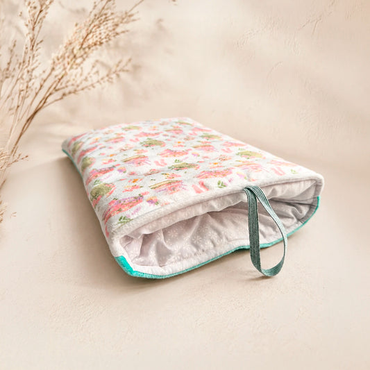 Funda literaria coquette con diseño de libros, flores y detalles románticos en tonos pastel