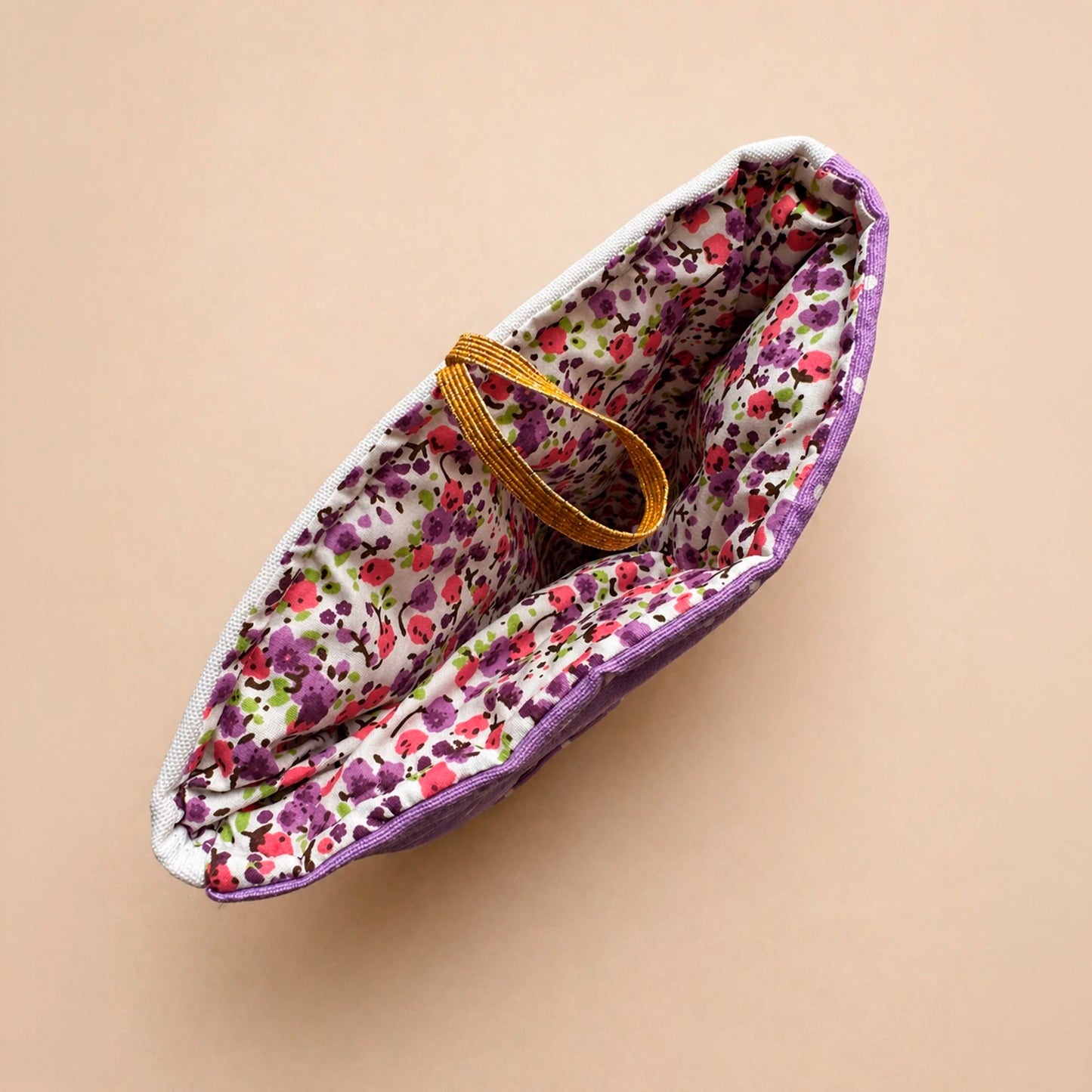 Funda literaria con estampado de dragón lector en tonos rosados y lilas para proteger libros