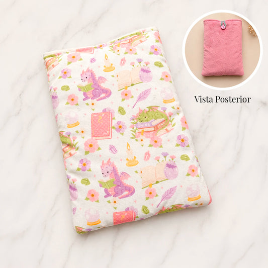Funda literaria con estampado de dragón lector en tonos rosados y lilas para proteger libros