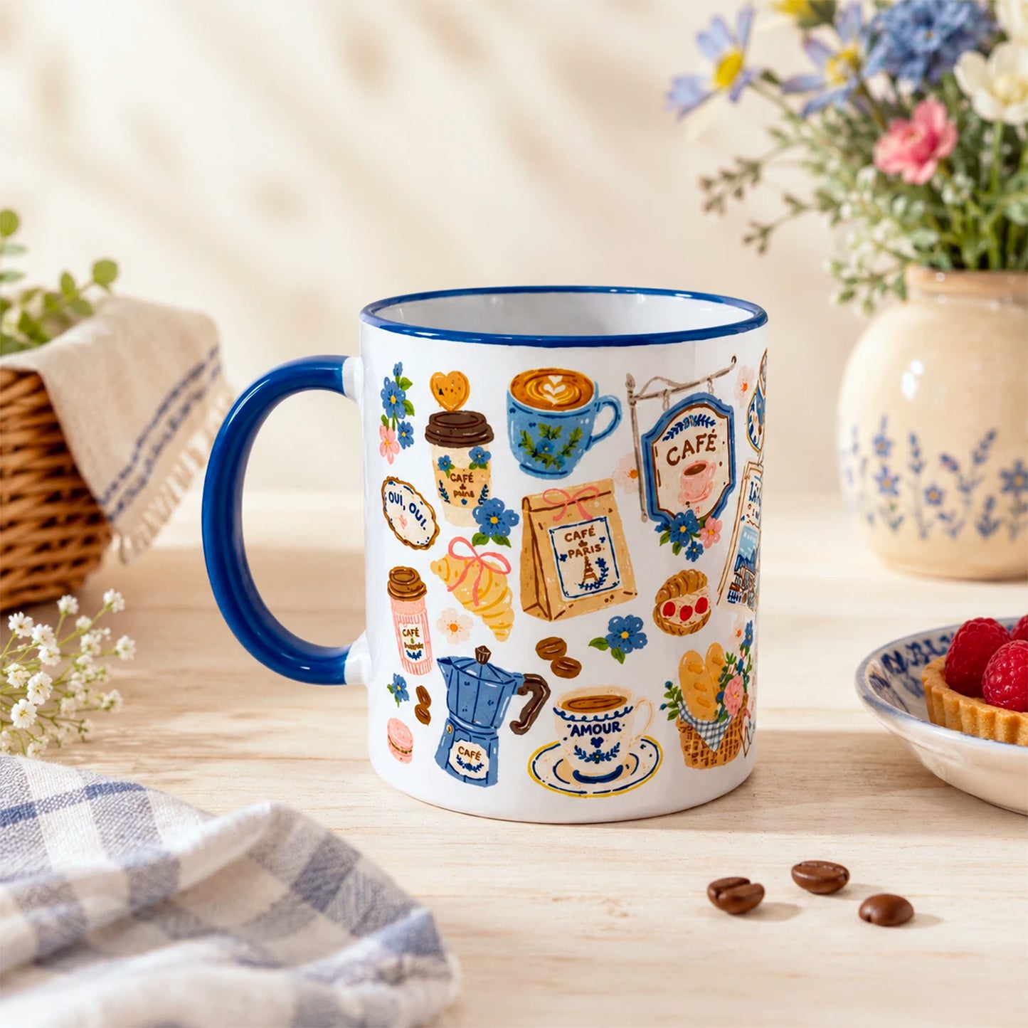 Taza Café en París con diseño de cafetería francesa, croissants, macarons, café, flores azules y detalles parisinos.