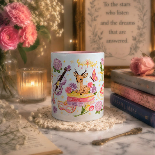 Taza de cerámica 11 oz Entre Rosas y Espinas con diseño floral, ciervo, libros, violín, máscara y detalles románticos en tonos rosados.