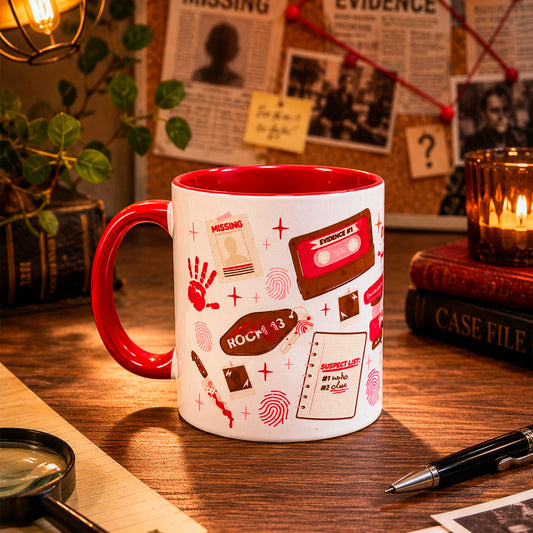 Taza literaria de cerámica 11 oz Club de Misterio con diseño de pistas, huellas, evidencia, cassette, fotos y detalles de thriller.