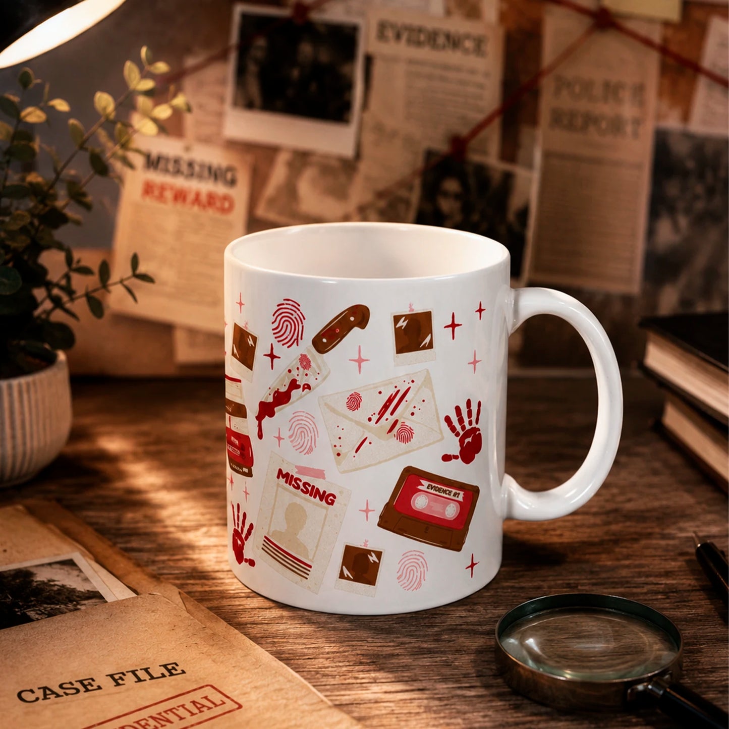 Taza literaria de cerámica 11 oz Club de Misterio con diseño de pistas, huellas, evidencia, cassette, fotos y detalles de thriller.
