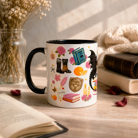 Taza literaria de 325ml inspirada en Alas de Sangre, con diseño de dragones, libros, rosas y detalles de fantasía.