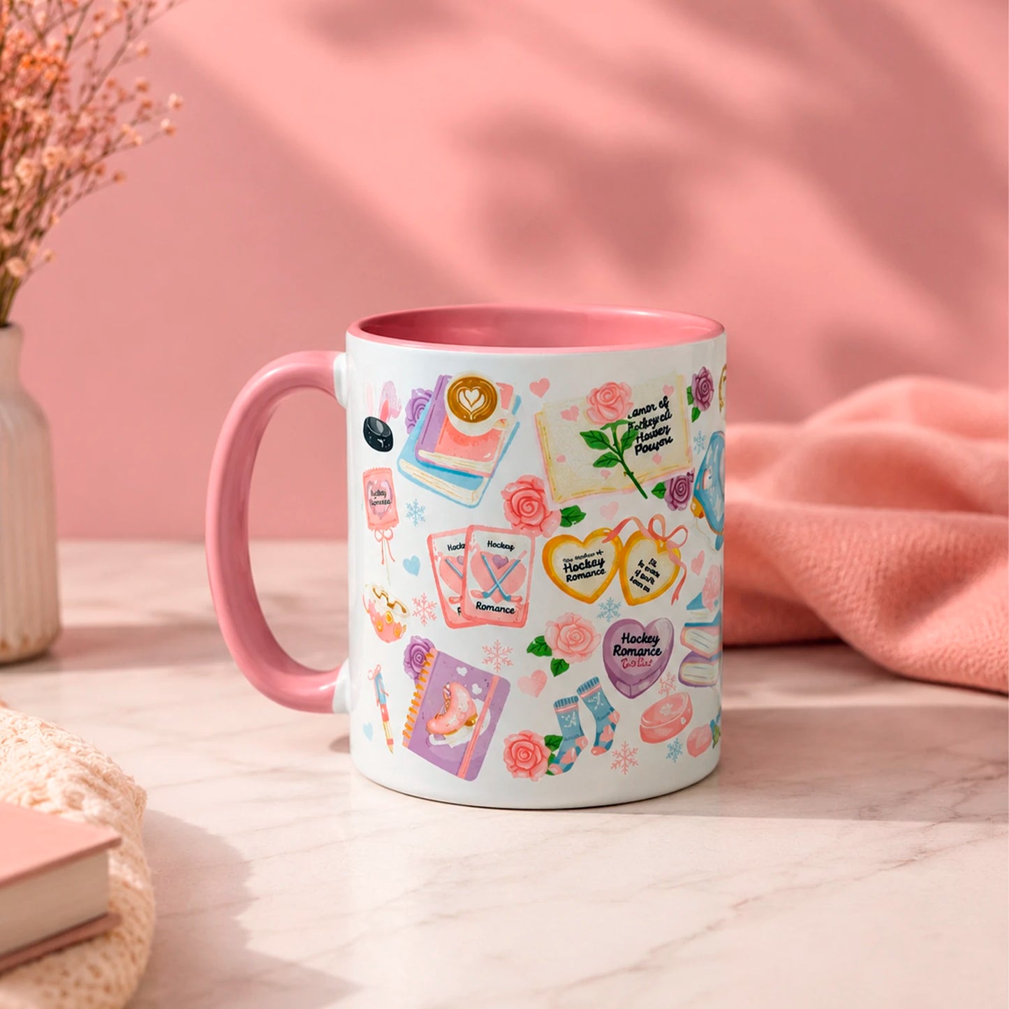 Taza literaria de cerámica 11 oz Hockey Romance con diseño de libros, patines, stick de hockey, rosas, corazones y detalles rosados.