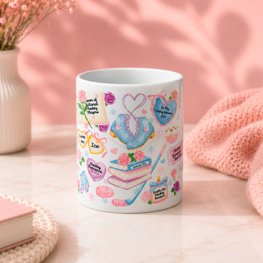 Taza literaria de cerámica 11 oz Hockey Romance con diseño de libros, patines, stick de hockey, rosas, corazones y detalles rosados.