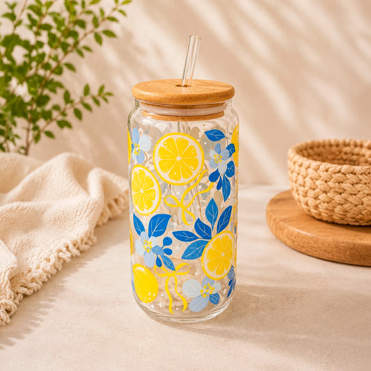 Vaso de vidrio transparente Lemon Bloom 500 ml con tapa de bambú, bombilla de vidrio y diseño de limones, flores azules y detalles amarillos.
