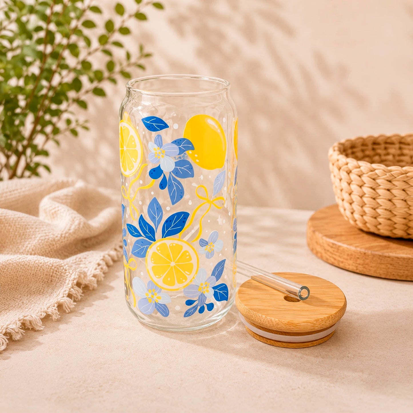 Vaso de vidrio transparente Lemon Bloom 500 ml con tapa de bambú, bombilla de vidrio y diseño de limones, flores azules y detalles amarillos.