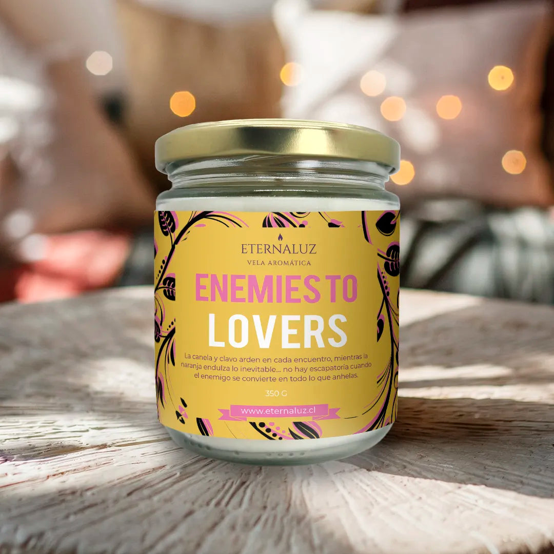 Vela literaria Enemies to lovers de Eternaluz con aroma a naranja, clavo, canela y notas especiadas