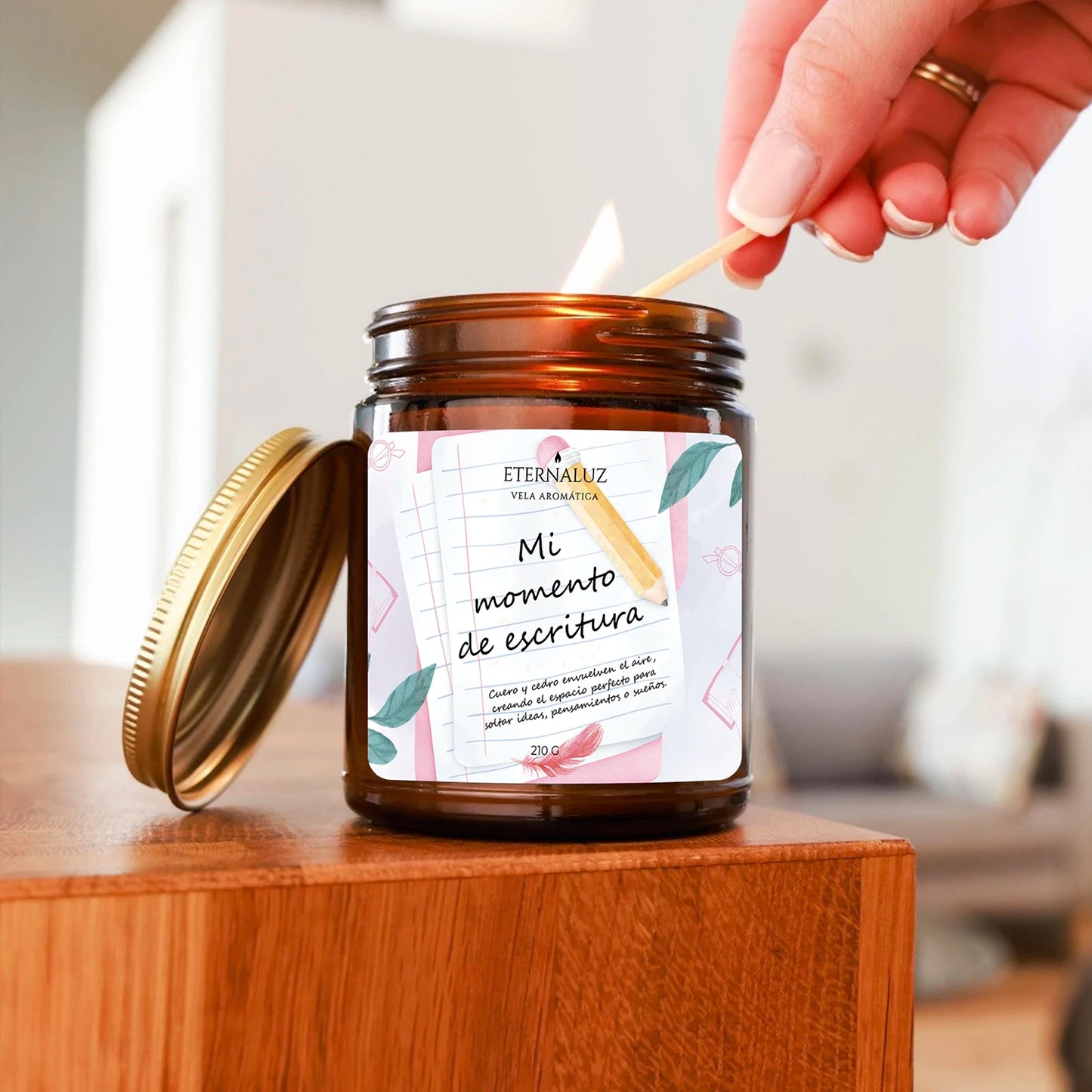 Vela aromática Eternaluz para escribir, con notas de teca, cuero, cedro y sándalo. Ideal para journaling y conexión creativa