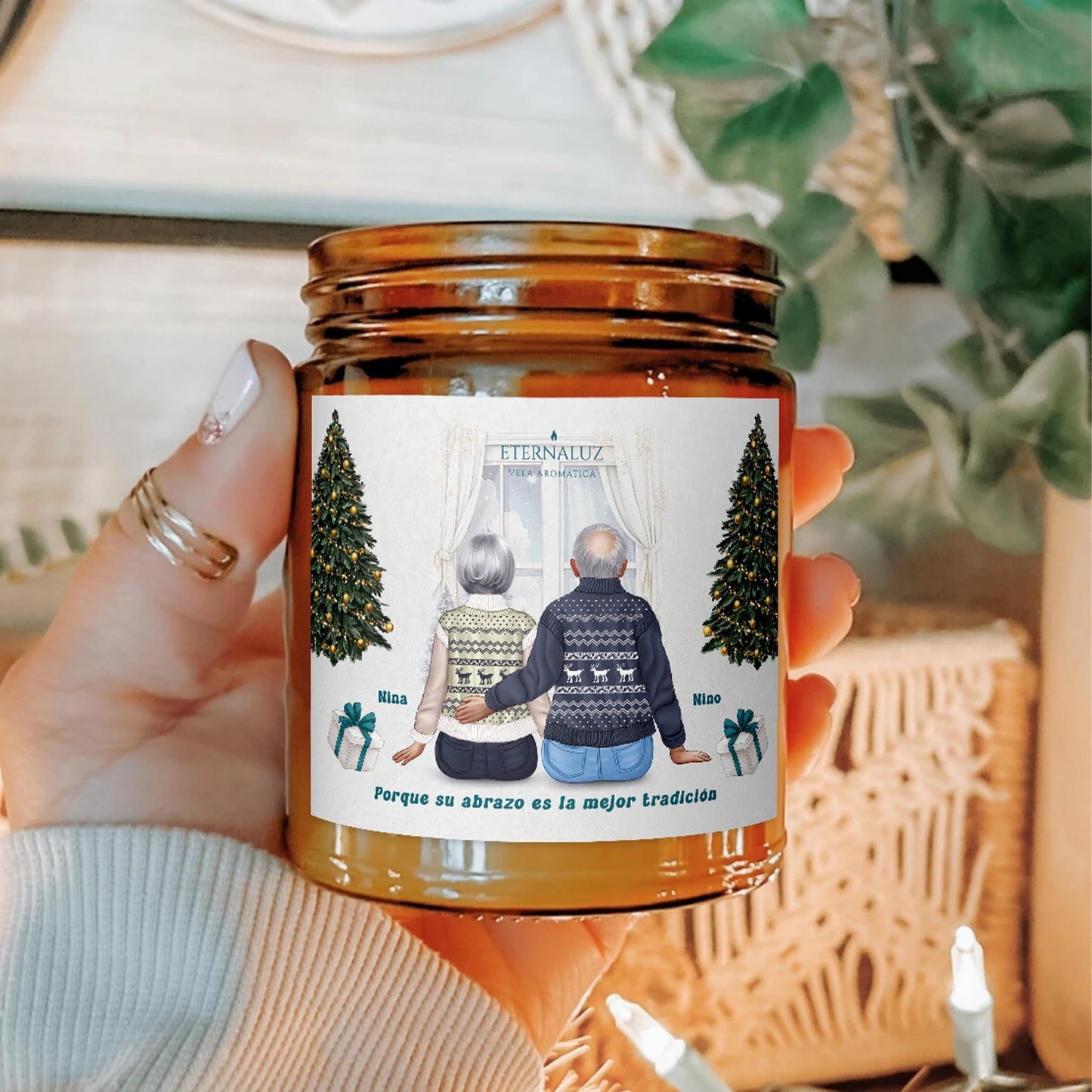 Vela navideña personalizada Eternaluz con escena familiar ilustrada y aroma a elección. Regalo único y emocional para esta Navidad