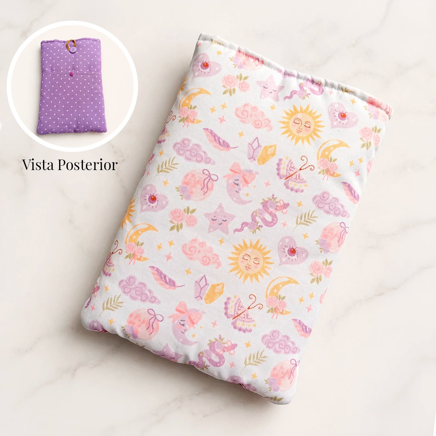 Funda literaria celestial con diseño de sol, luna, nubes y estrellas en tonos pastel para libros