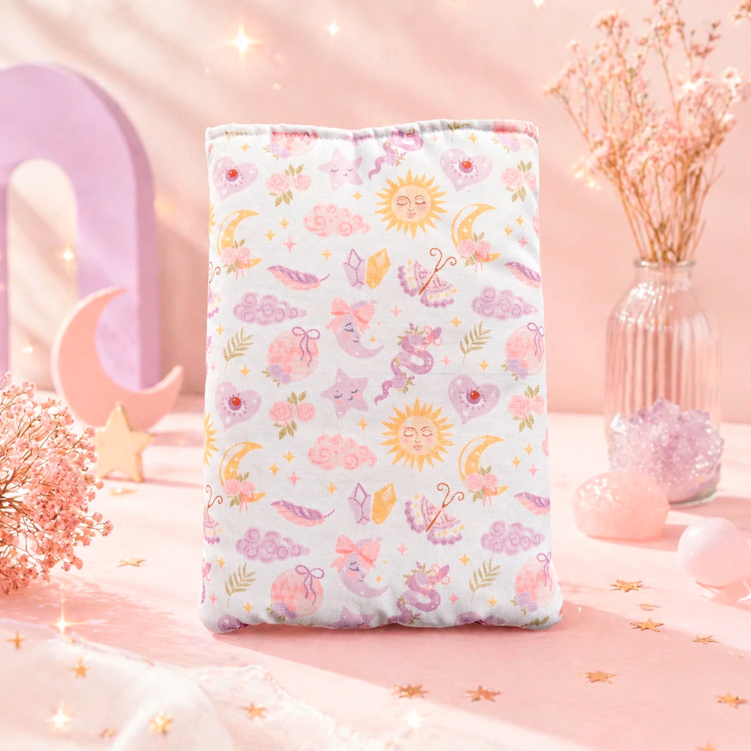 Funda literaria celestial con diseño de sol, luna, nubes y estrellas en tonos pastel para libros