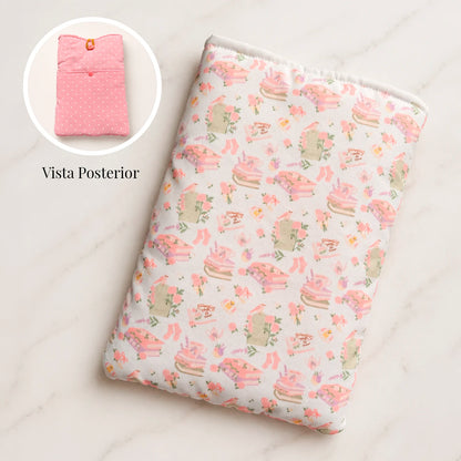 Funda literaria coquette con diseño de libros, flores y detalles románticos en tonos pastel