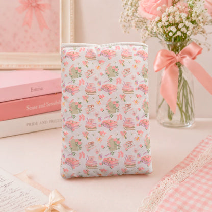 Funda literaria coquette con diseño de libros, flores y detalles románticos en tonos pastel