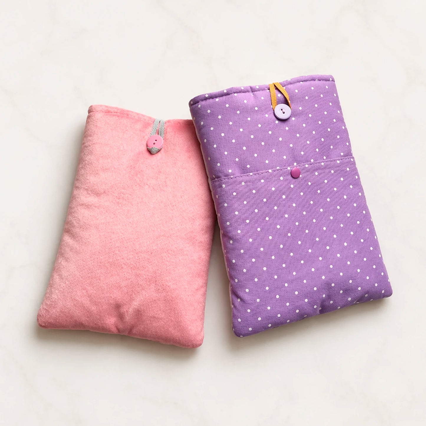 Funda literaria con estampado de dragón lector en tonos rosados y lilas para proteger libros