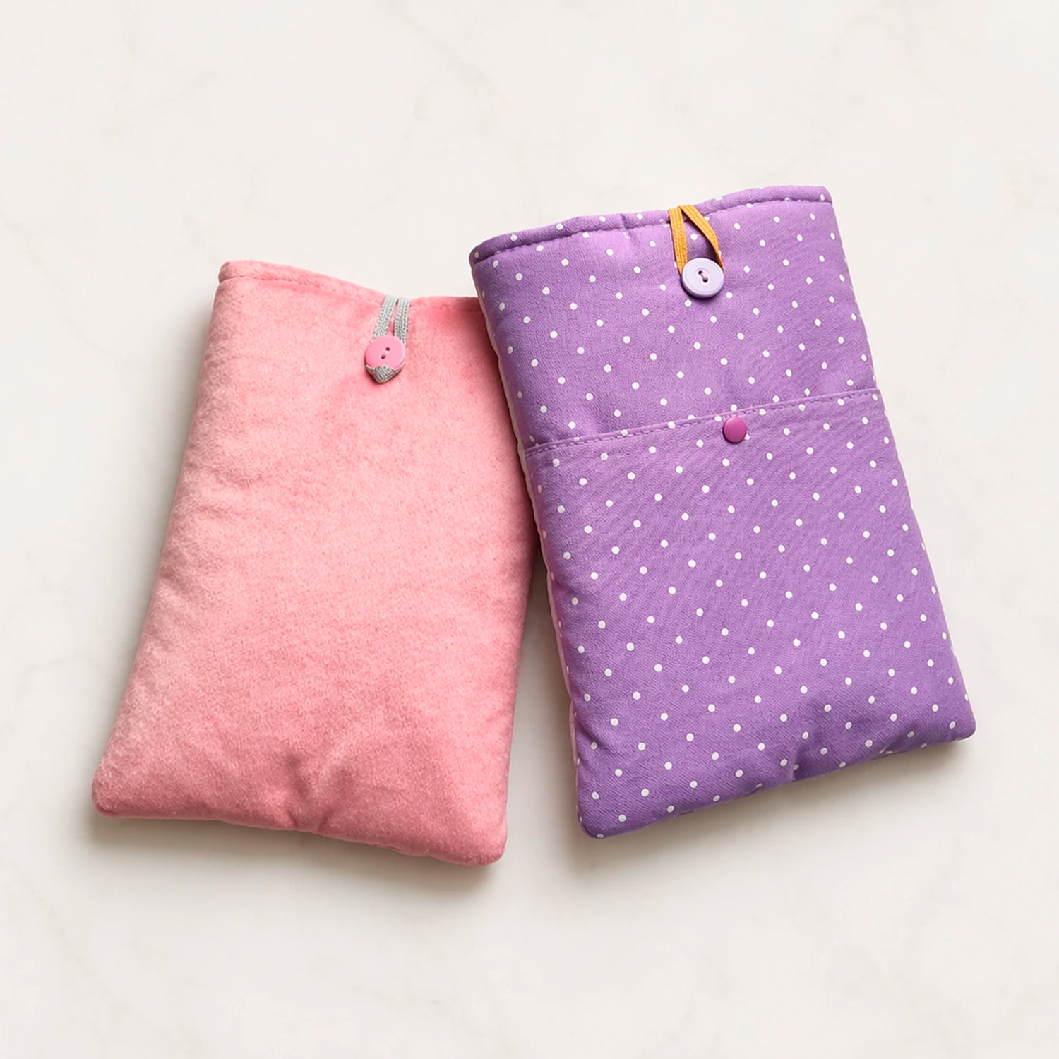 Funda literaria con estampado de dragón lector en tonos rosados y lilas para proteger libros
