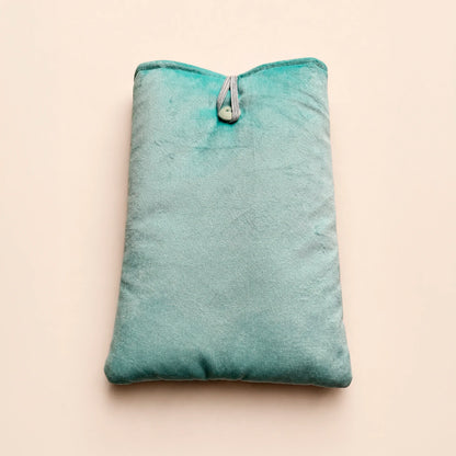 Funda literaria coquette con diseño de libros, flores y detalles románticos en tonos pastel