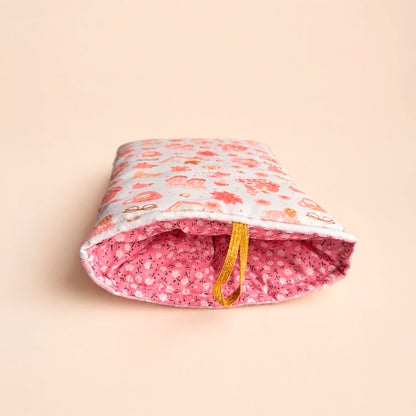 Funda literaria otoñal cute con diseño de libros, tazas, flores y detalles pastel para proteger libros