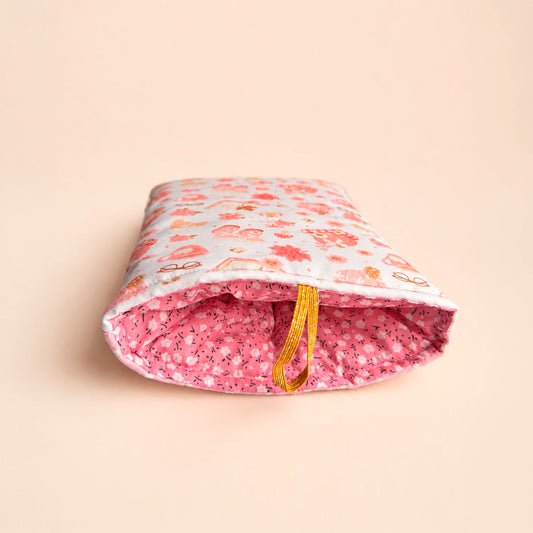 Funda literaria otoñal cute con diseño de libros, tazas, flores y detalles pastel para proteger libros