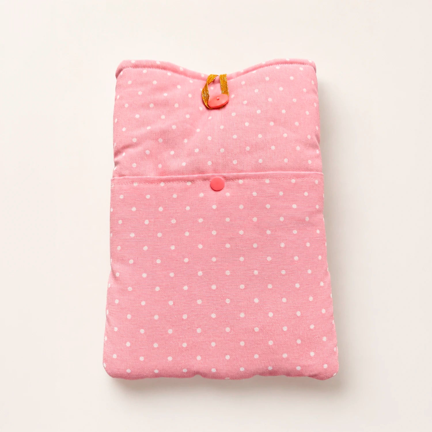 Funda literaria otoñal cute con diseño de libros, tazas, flores y detalles pastel para proteger libros