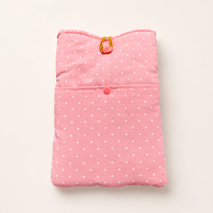 Funda literaria coquette con diseño de libros, flores y detalles románticos en tonos pastel