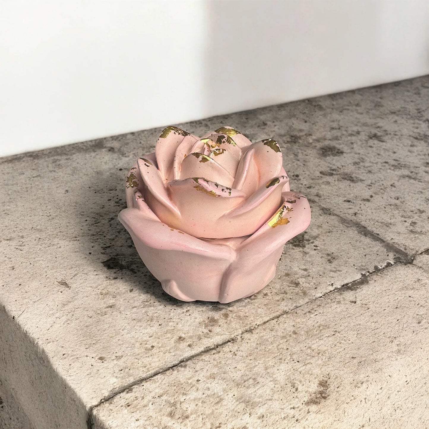 Vela Rosa de Concreto de Eternaluz con aroma a rosas frescas y recipiente en forma de rosa decorada con dorado