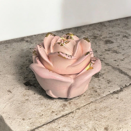 Vela Rosa de Concreto de Eternaluz con aroma a rosas frescas y recipiente en forma de rosa decorada con dorado