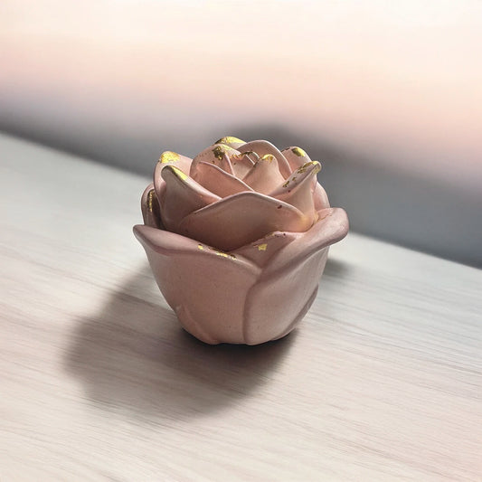 Vela Rosa de Concreto de Eternaluz con aroma a rosas frescas y recipiente en forma de rosa decorada con dorado