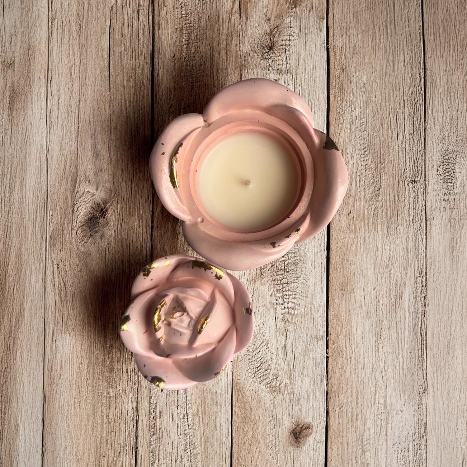 Vela Rosa de Concreto de Eternaluz con aroma a rosas frescas y recipiente en forma de rosa decorada con dorado