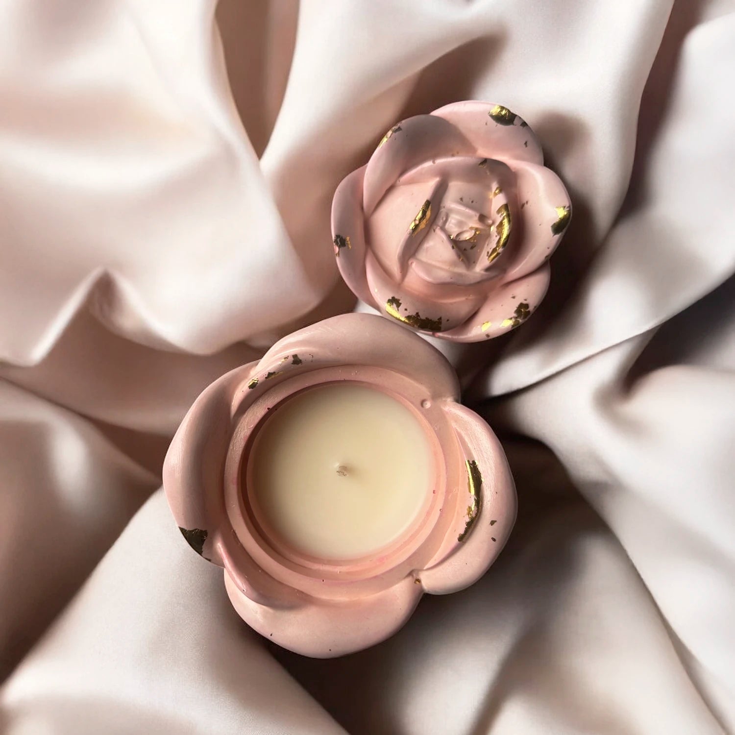 Vela Rosa de Concreto de Eternaluz con aroma a rosas frescas y recipiente en forma de rosa decorada con dorado