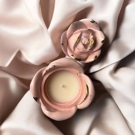 Vela Rosa de Concreto de Eternaluz con aroma a rosas frescas y recipiente en forma de rosa decorada con dorado