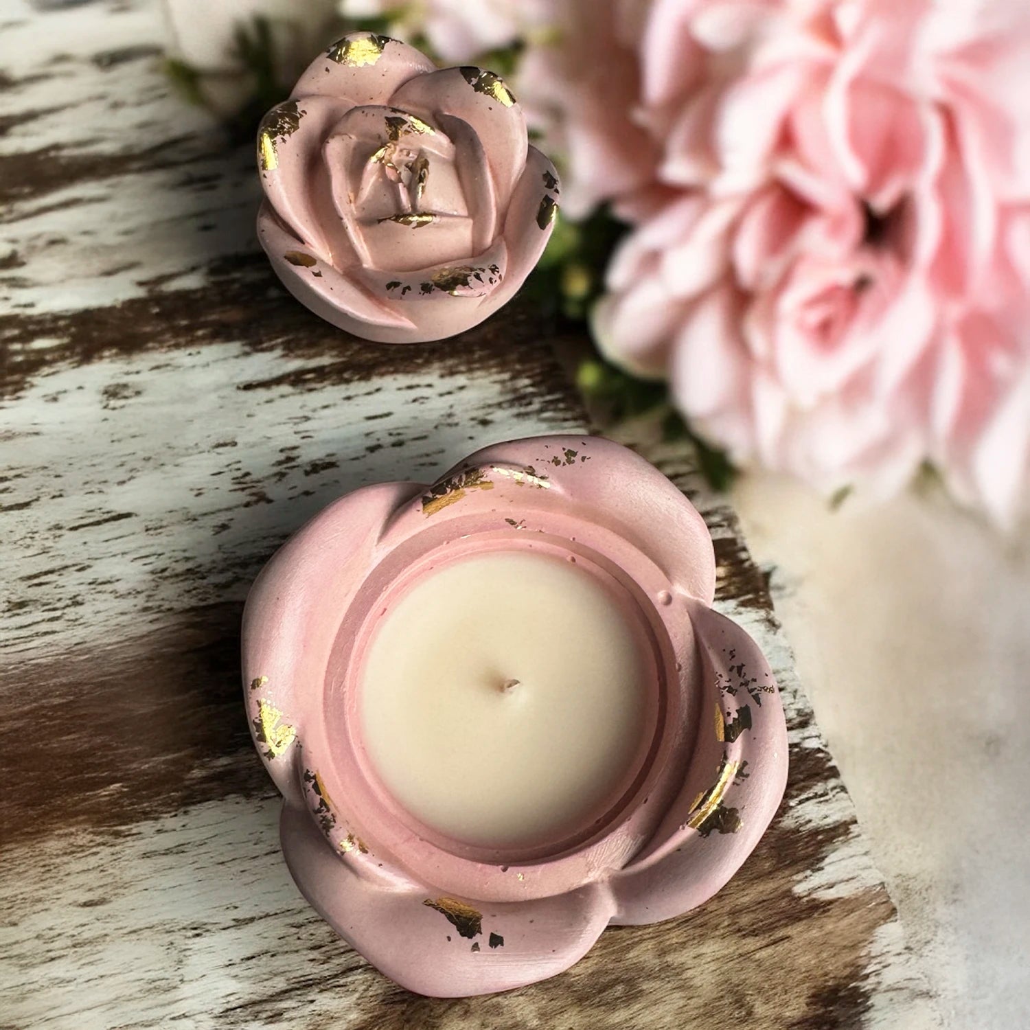 Vela Rosa de Concreto de Eternaluz con aroma a rosas frescas y recipiente en forma de rosa decorada con dorado