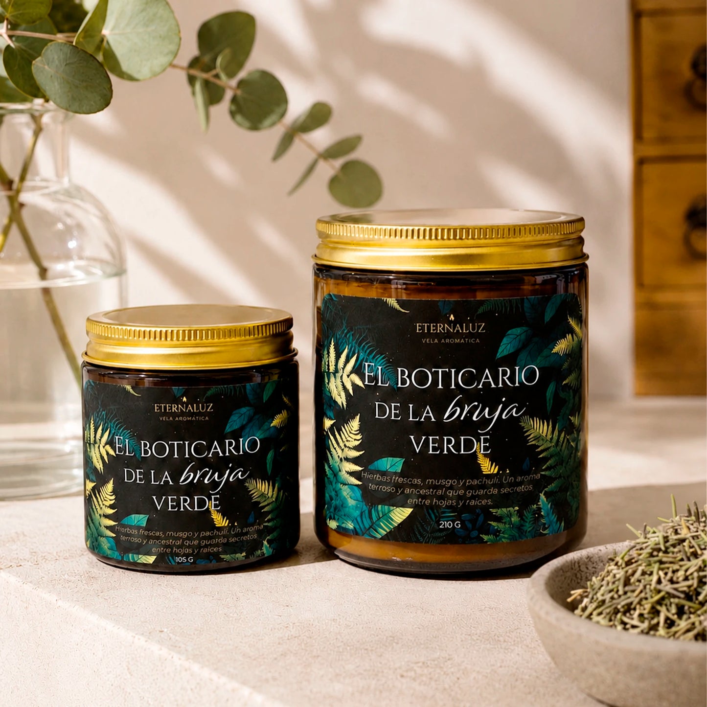 Vela aromática El Boticario de la Bruja Verde con aroma herbal de salvia, musgo húmedo, pachulí y bálsamo