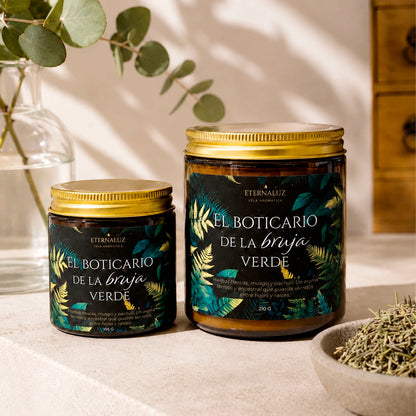 Vela aromática El Boticario de la Bruja Verde con aroma herbal de salvia, musgo húmedo, pachulí y bálsamo