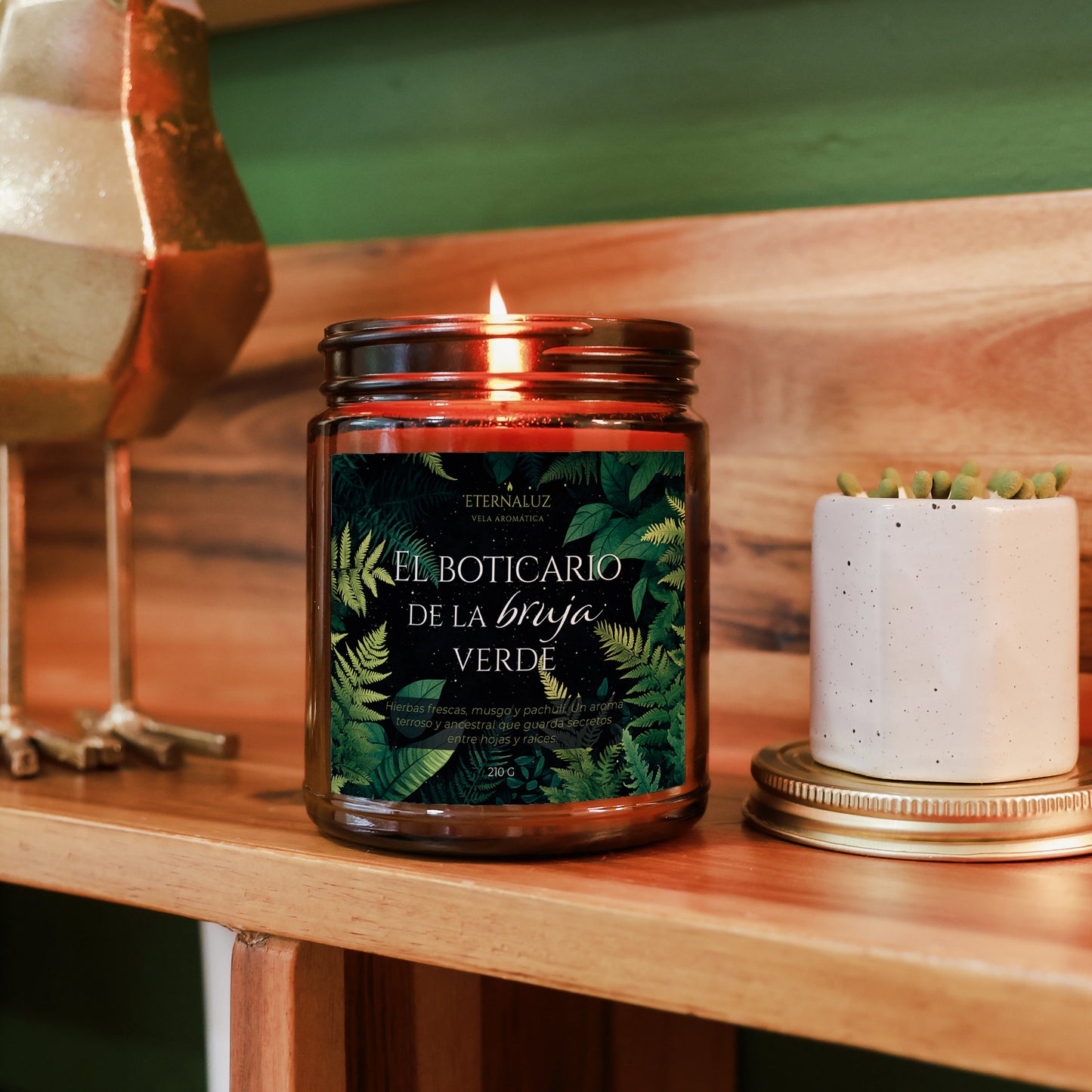 Vela aromática El Boticario de la Bruja Verde con aroma herbal de salvia, musgo húmedo, pachulí y bálsamo
