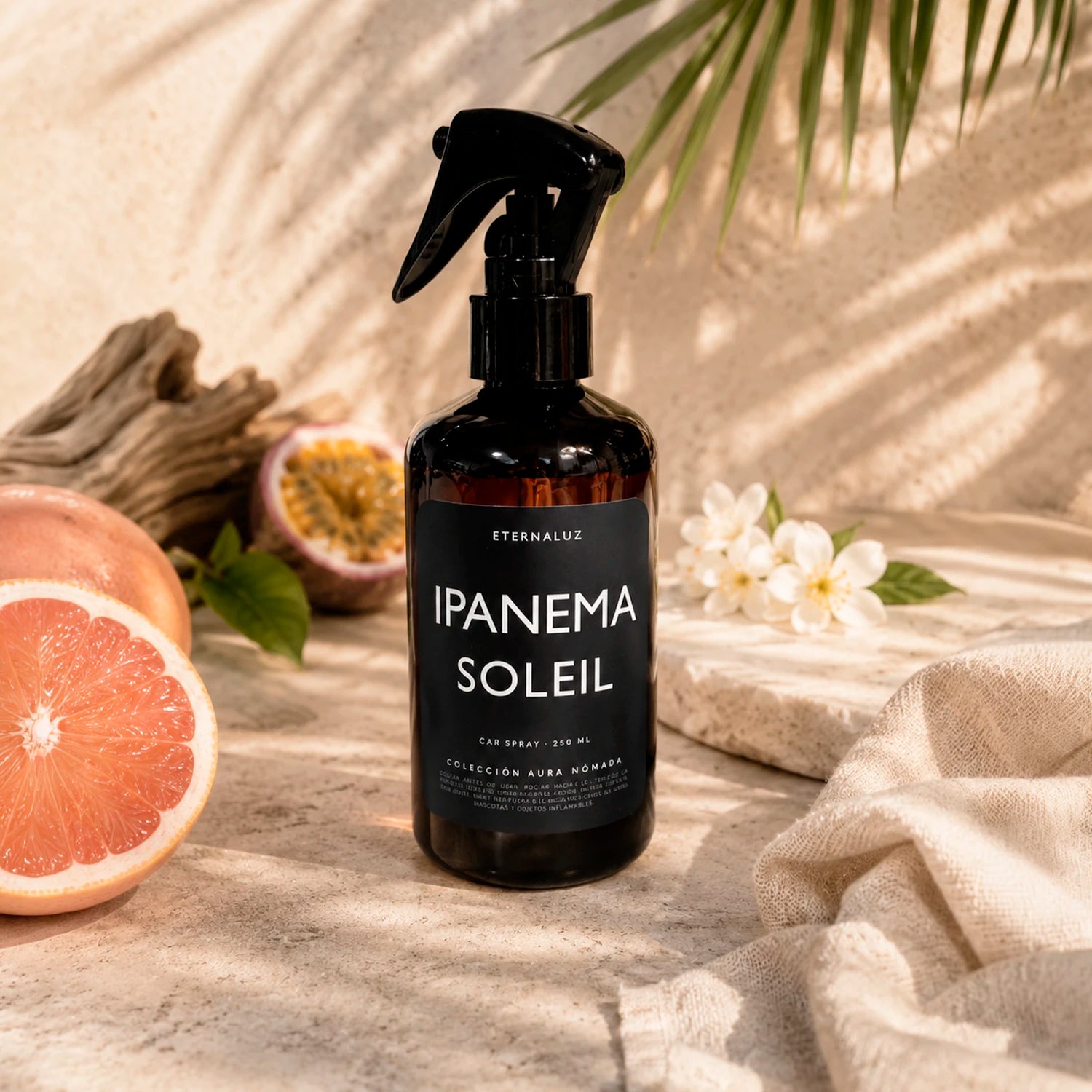 Car spray Ipanema Soleil Eternaluz con aroma tropical de pomelo rosado y maracuyá para auto