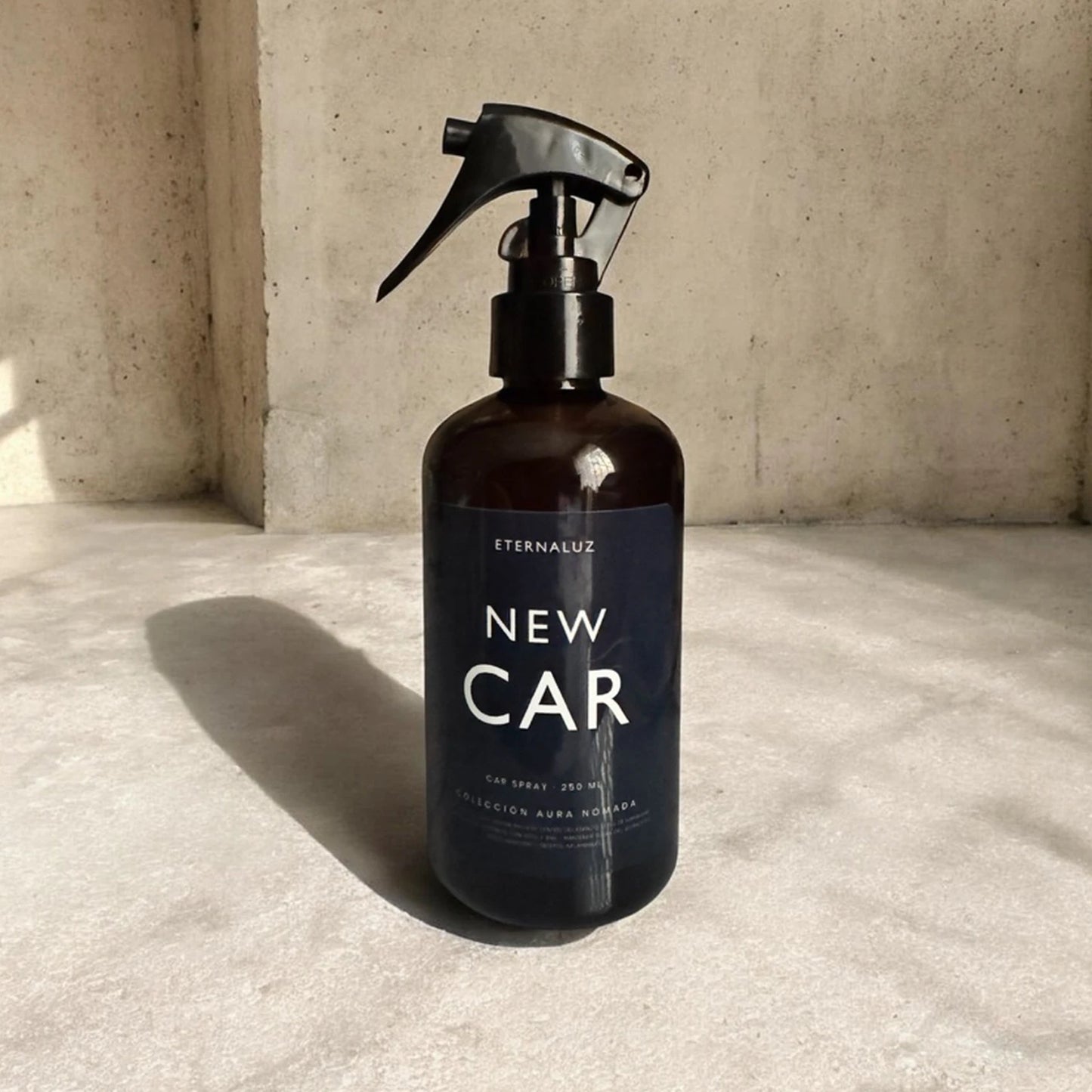 Car Spray Eternaluz New Car con aroma fresco y elegante, colección Aura Nómada.