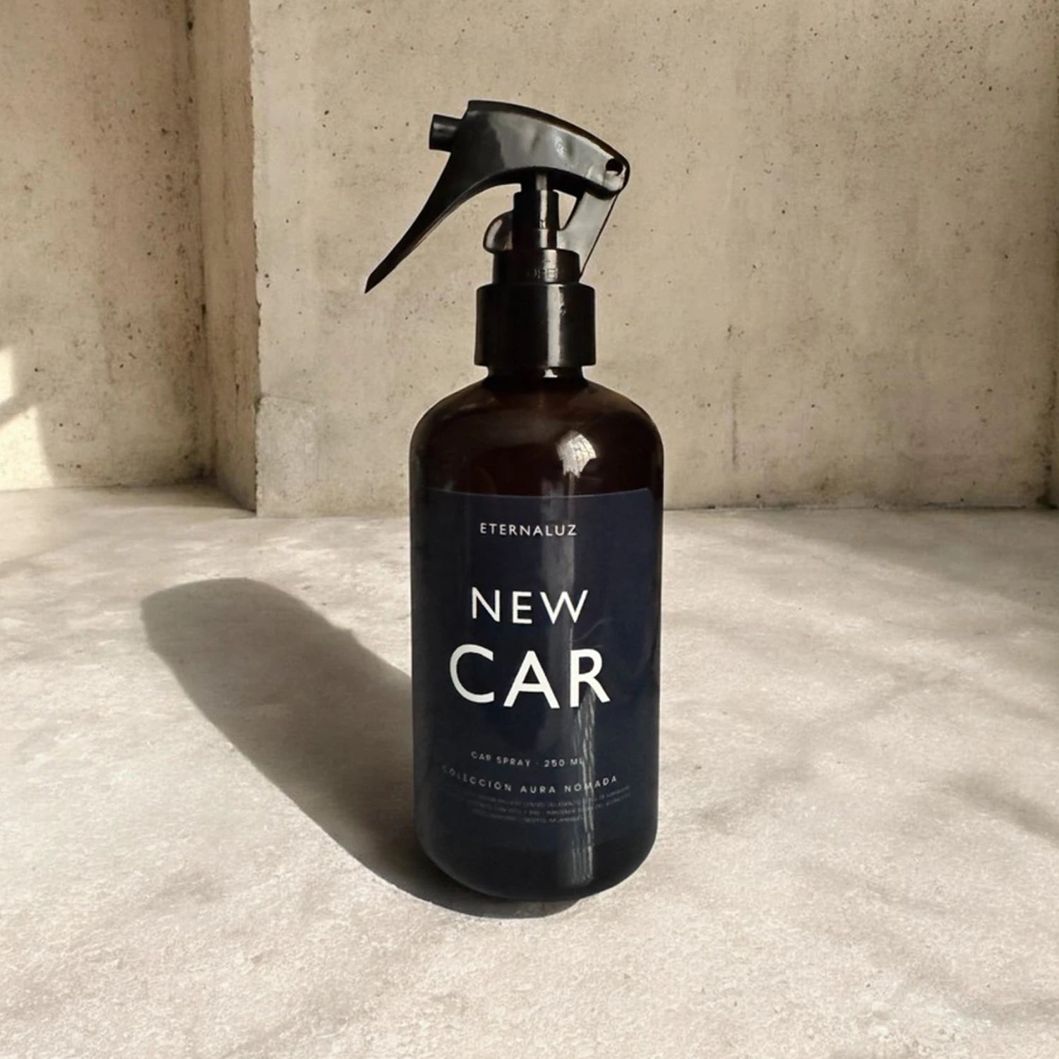 Car Spray Eternaluz New Car con aroma fresco y elegante, colección Aura Nómada.