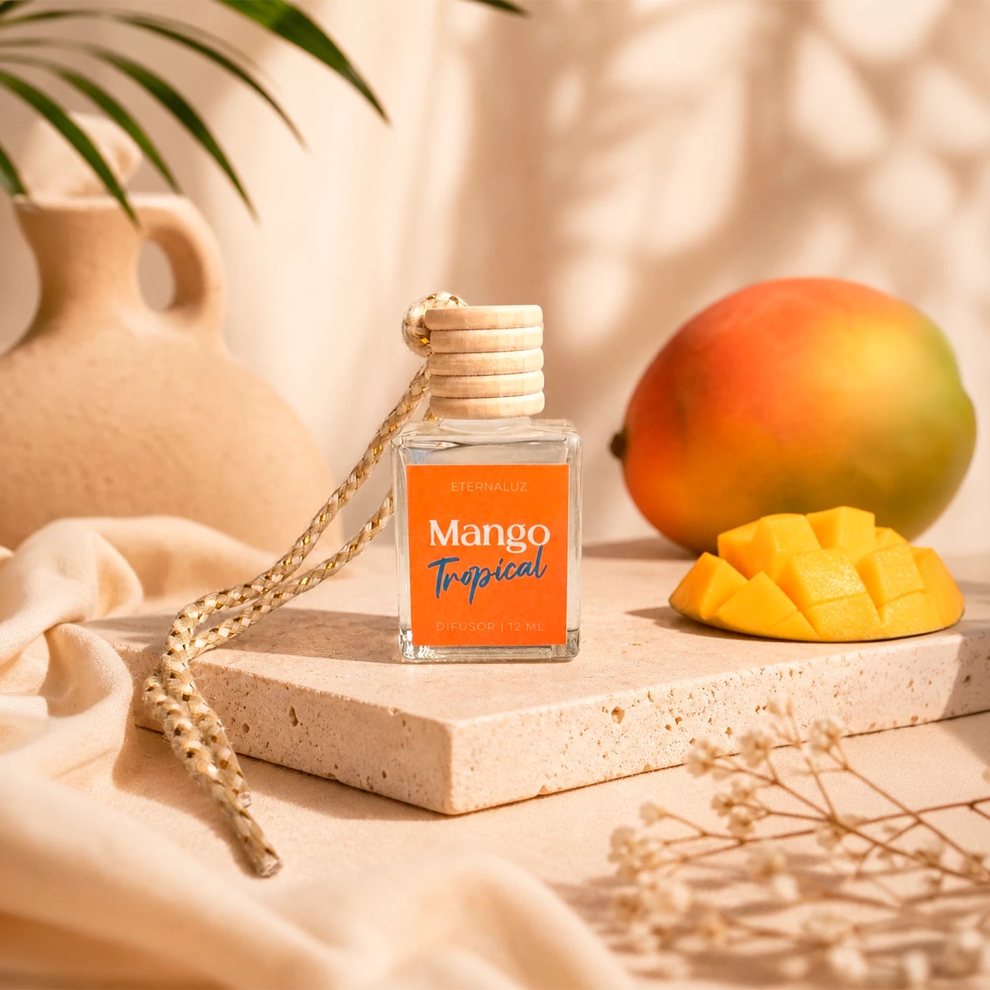 Difusor de Auto Eternaluz Mango Tropical con aroma a mango, piña y frambuesa, colección Aura Nómada.