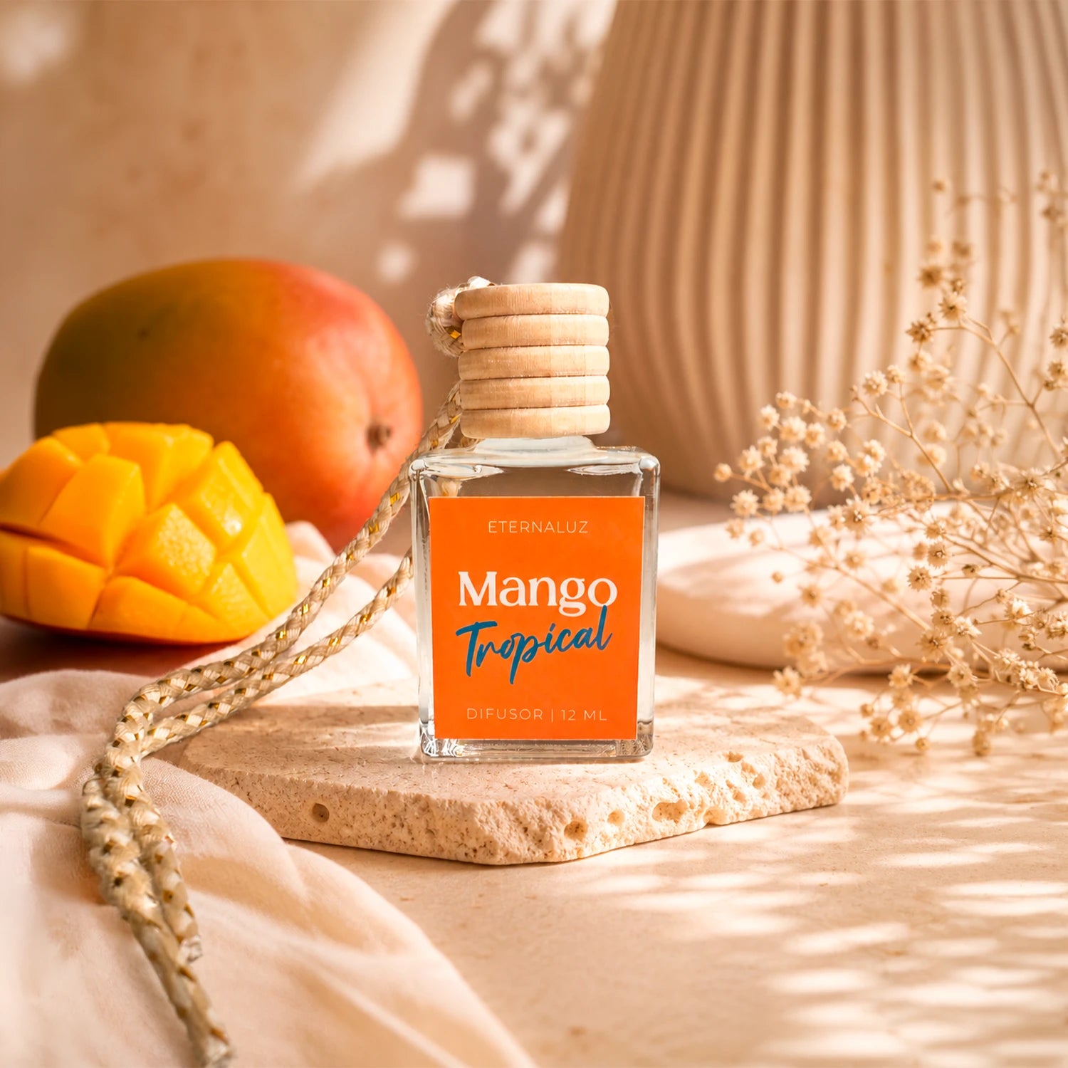 Difusor de Auto Eternaluz Mango Tropical con aroma a mango, piña y frambuesa, colección Aura Nómada.