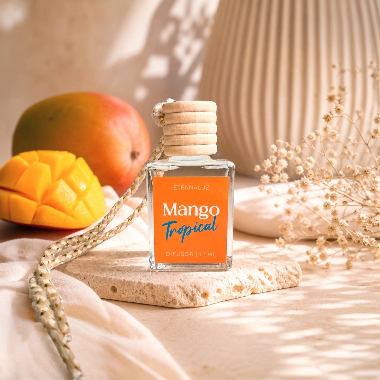 Difusor de Auto Eternaluz Mango Tropical con aroma a mango, piña y frambuesa, colección Aura Nómada.