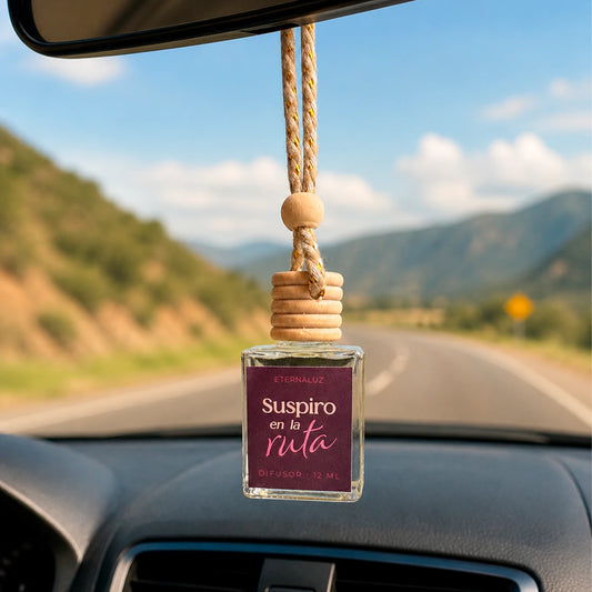 Difusor de Auto Eternaluz Suspiro en la Ruta con aroma amaderado profundo de teca, cuero y cedro. Colección Aura Nómada.