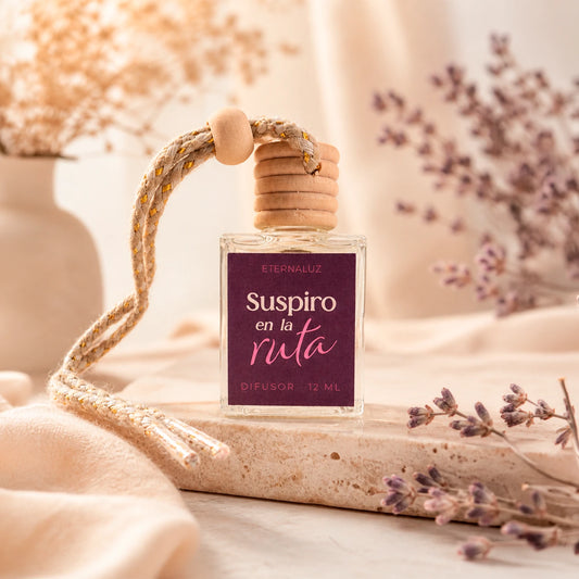 Difusor de Auto Eternaluz Suspiro en la Ruta con aroma amaderado profundo de teca, cuero y cedro. Colección Aura Nómada.