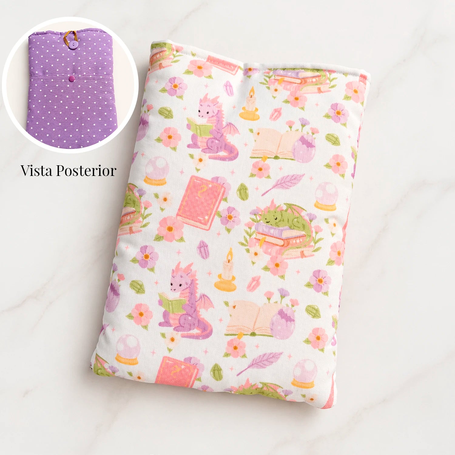 Funda literaria con estampado de dragón lector en tonos rosados y lilas para proteger libros