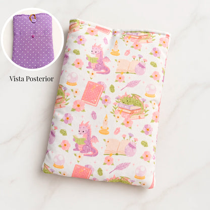 Funda literaria con estampado de dragón lector en tonos rosados y lilas para proteger libros