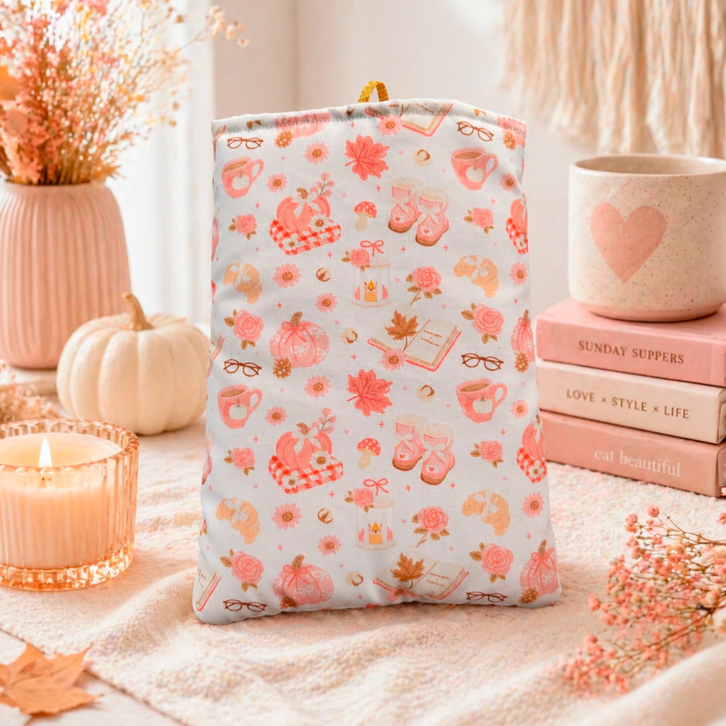 Funda literaria otoñal cute con diseño de libros, tazas, flores y detalles pastel para proteger libros