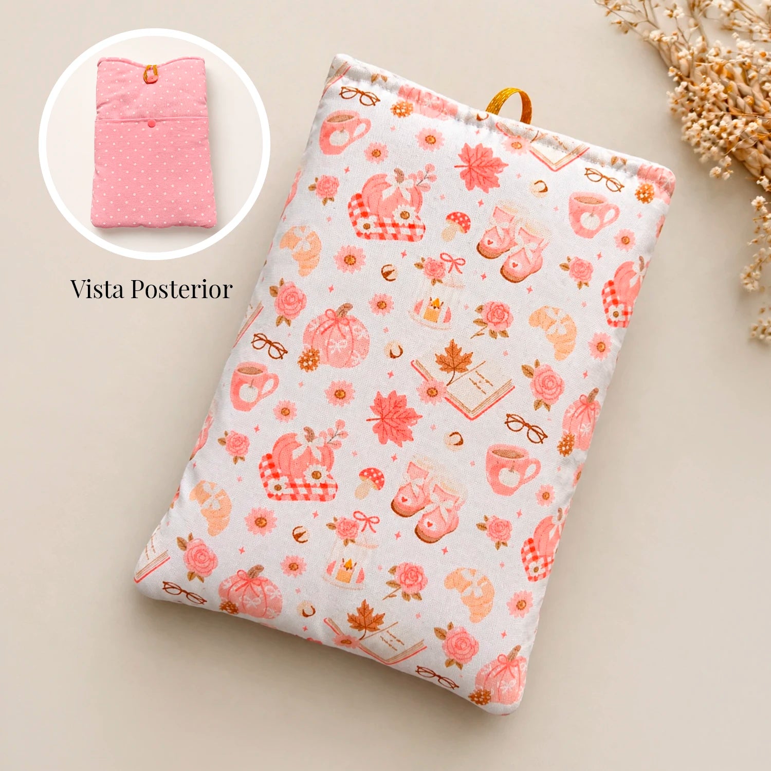 Funda literaria otoñal cute con diseño de libros, tazas, flores y detalles pastel para proteger libros