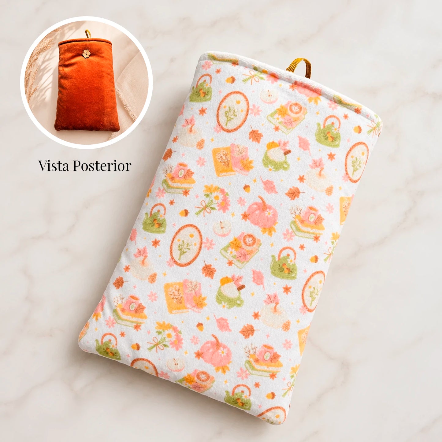 Funda literaria otoñal con diseño de libros, tazas, hojas y detalles cálidos para proteger libros