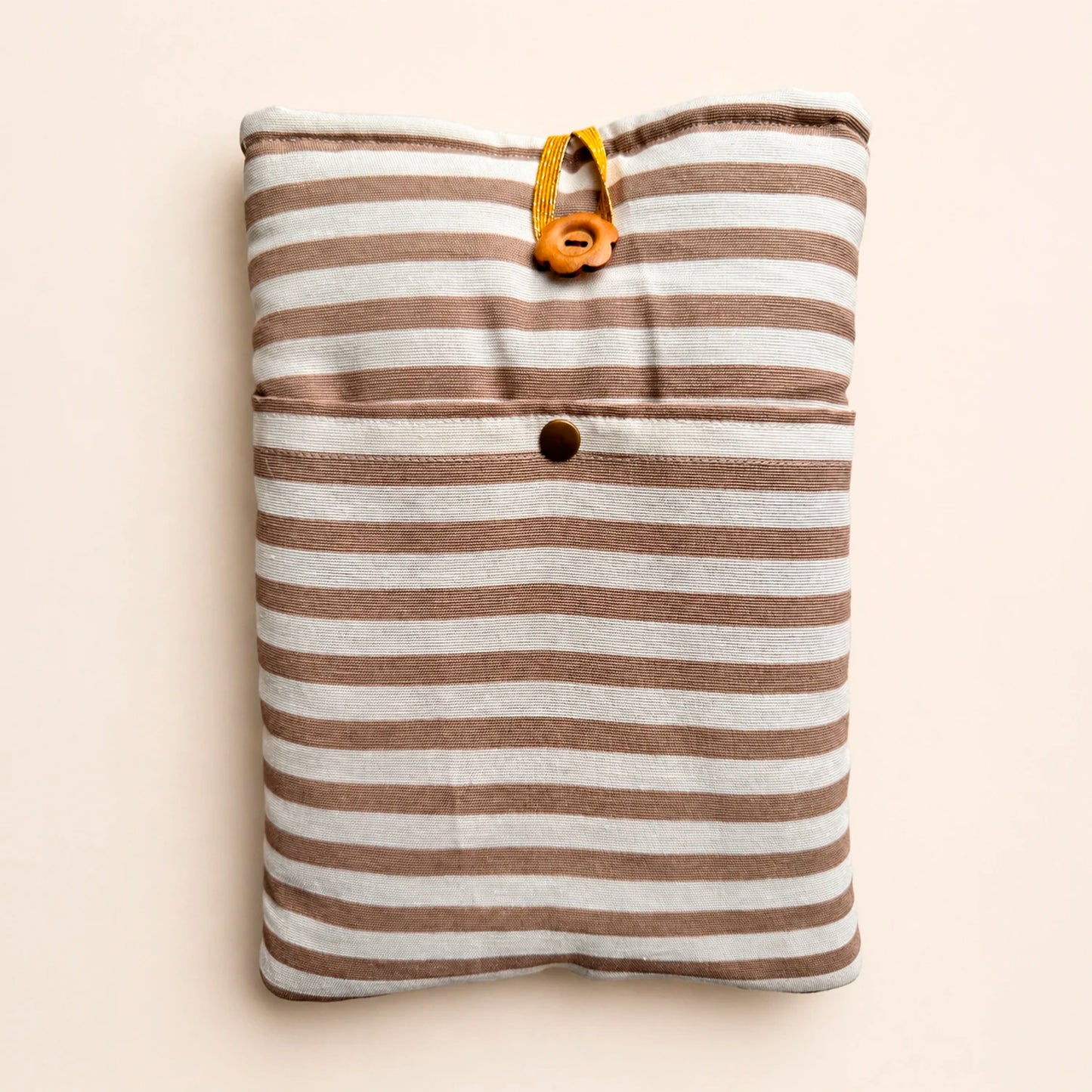 Funda literaria otoñal con diseño de libros, tazas, hojas y detalles cálidos para proteger libros